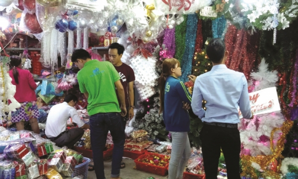 TP.HCM: Sôi động thị trường hàng trang trí lễ Giáng sinh